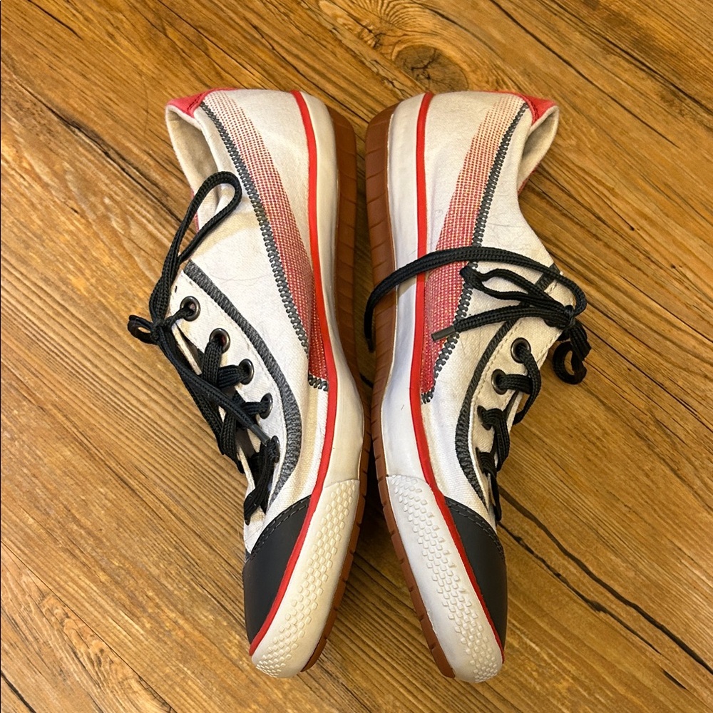Puma Women's Black, White, and Red Sneakers Size 9